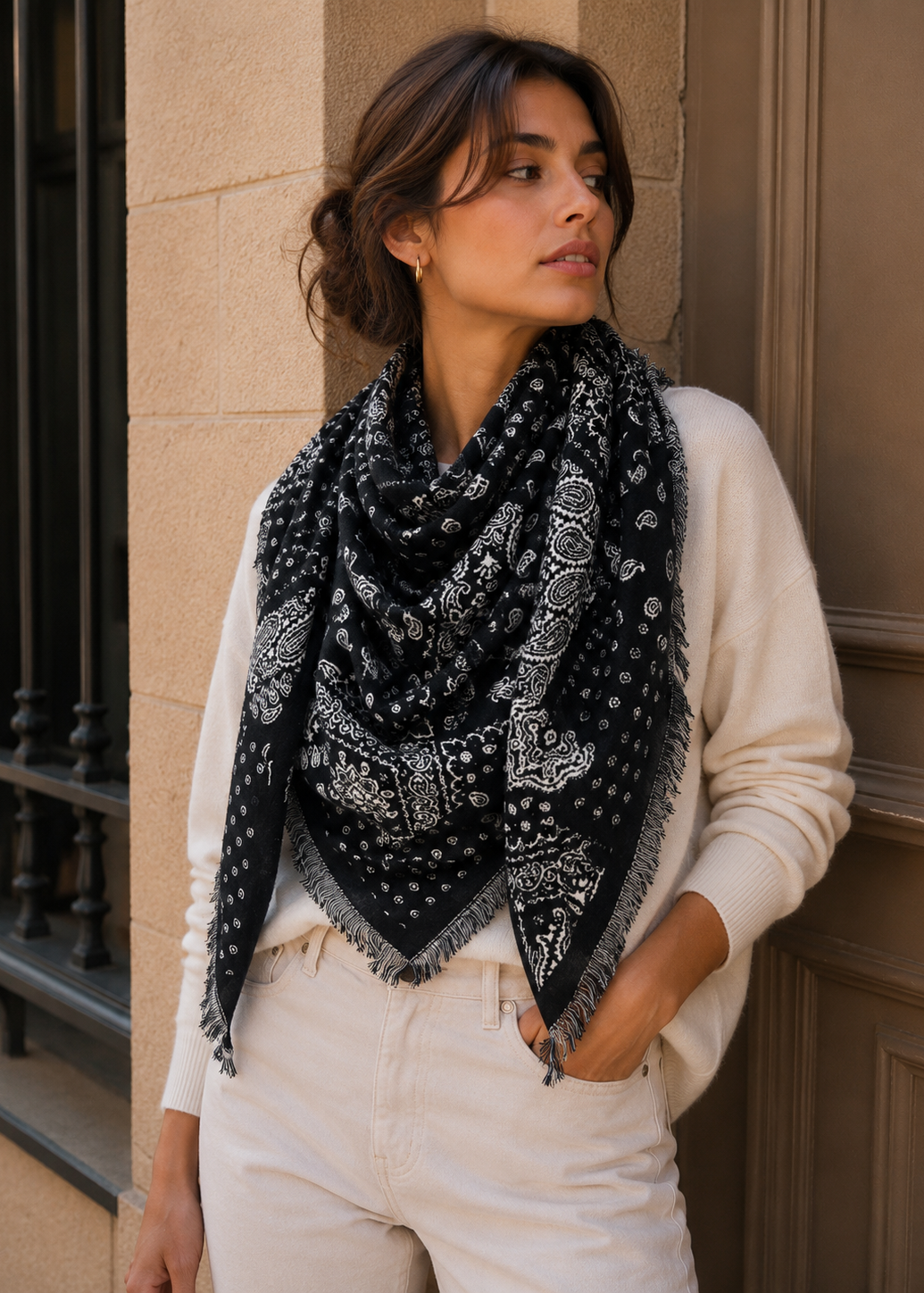 Soft Touch Paisley Triangle Shoulder Scarf - Noir